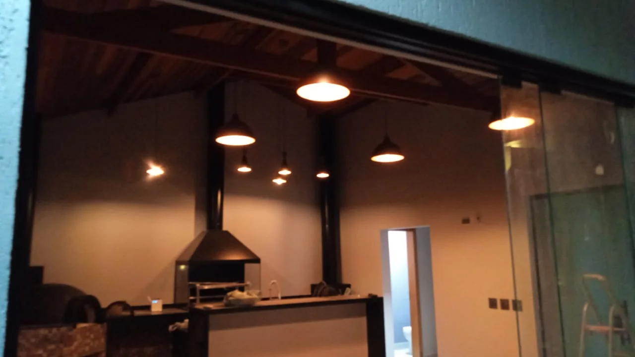 Espaço gourmet residencial com iluminação executada pela WHS