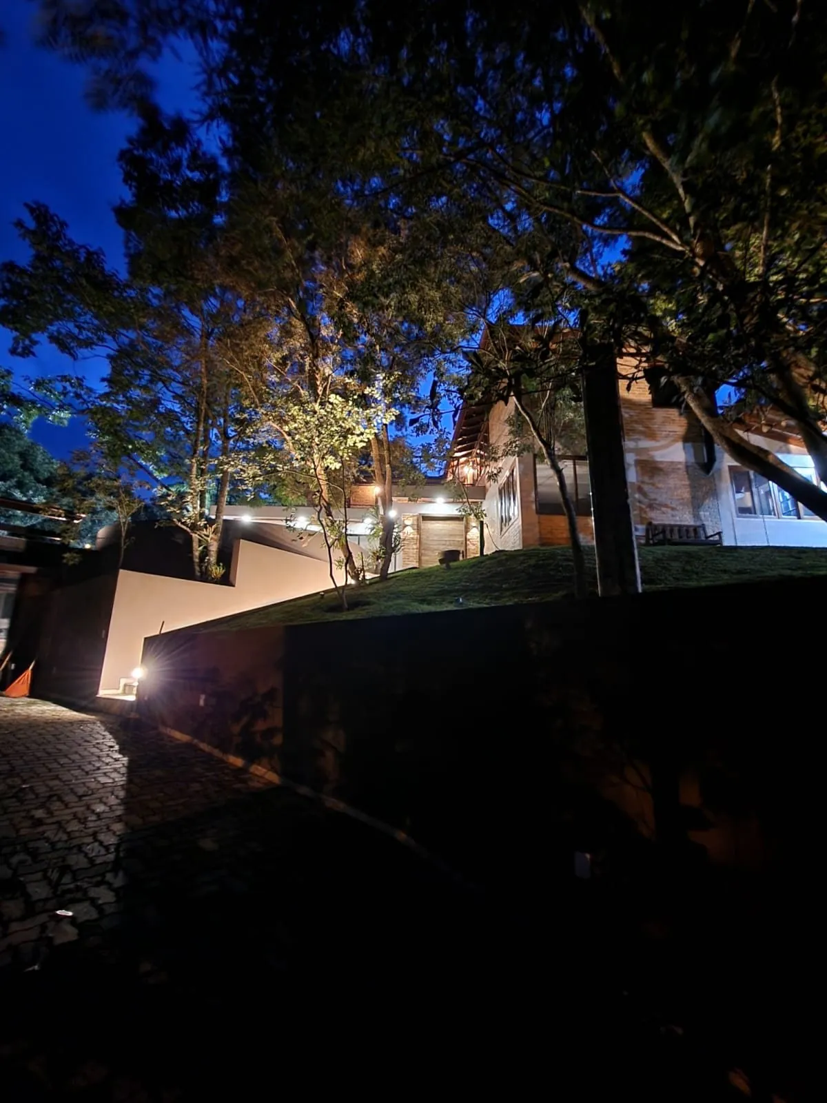 Residência com iluminação integrada executada pela WHS