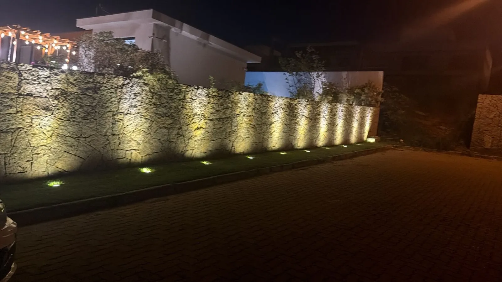 Muro de pedra com iluminação de destaque