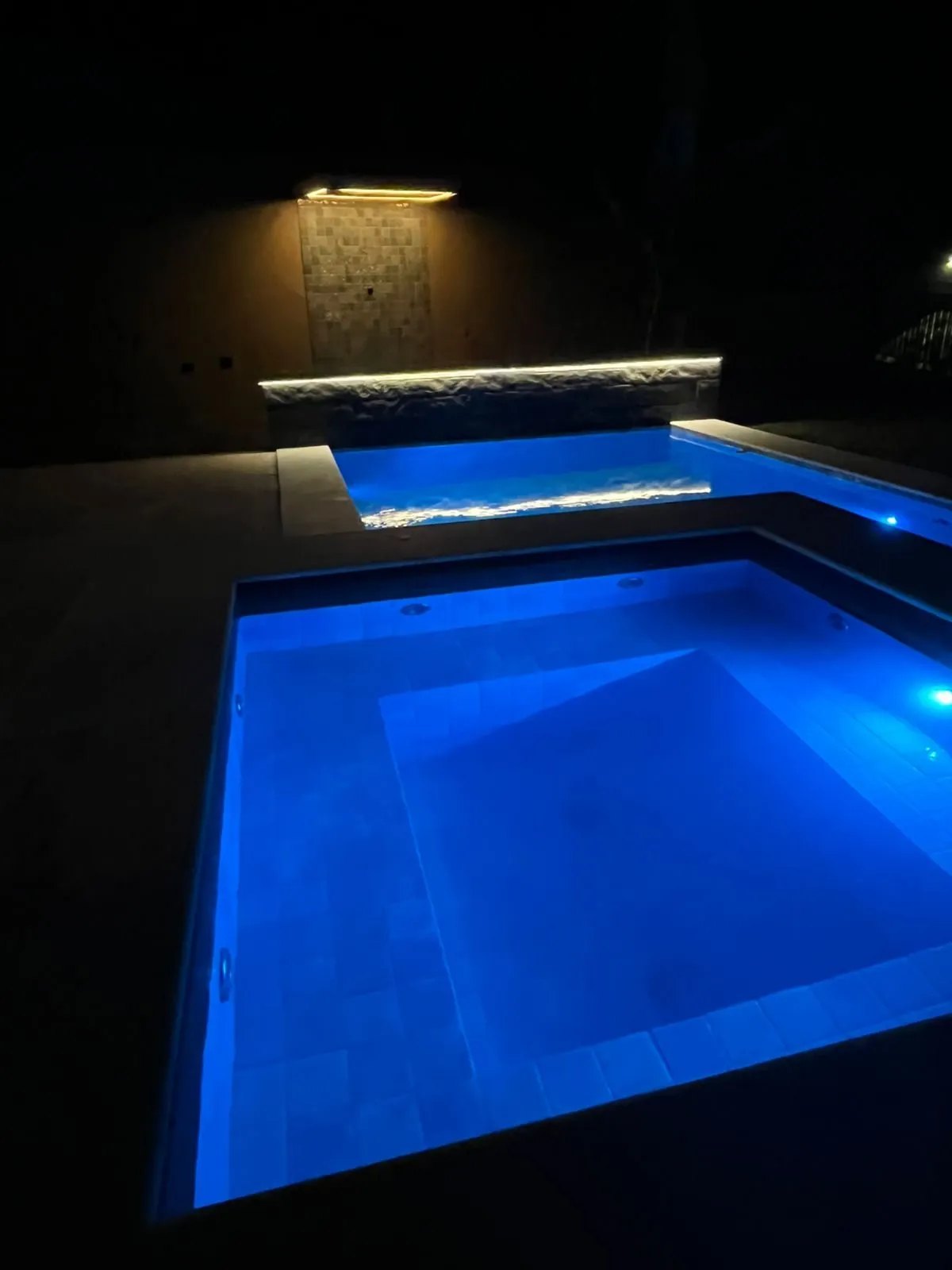 Piscina iluminada em azul durante a noite